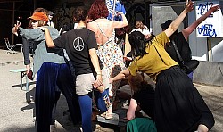 alt=Inklusiver Tanzworkshop auf einem öffentlichen Platz – Begegnung durch Bewegung