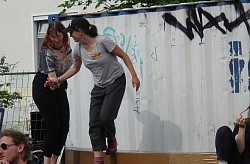 Tanzpädagoginnen Katharina Preß und Hanne Reimann leiten eine Gruppe beim Festival an