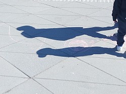 Jungen und alt tanzen zusammen bei Tanzfreiraus vor der Stadtbiliotek Linköping