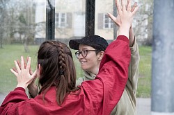 Tanzp&auml;dagoginnen Katharina Pre&szlig; und Hanne Reimann leiten eine Gruppe beim Festival an